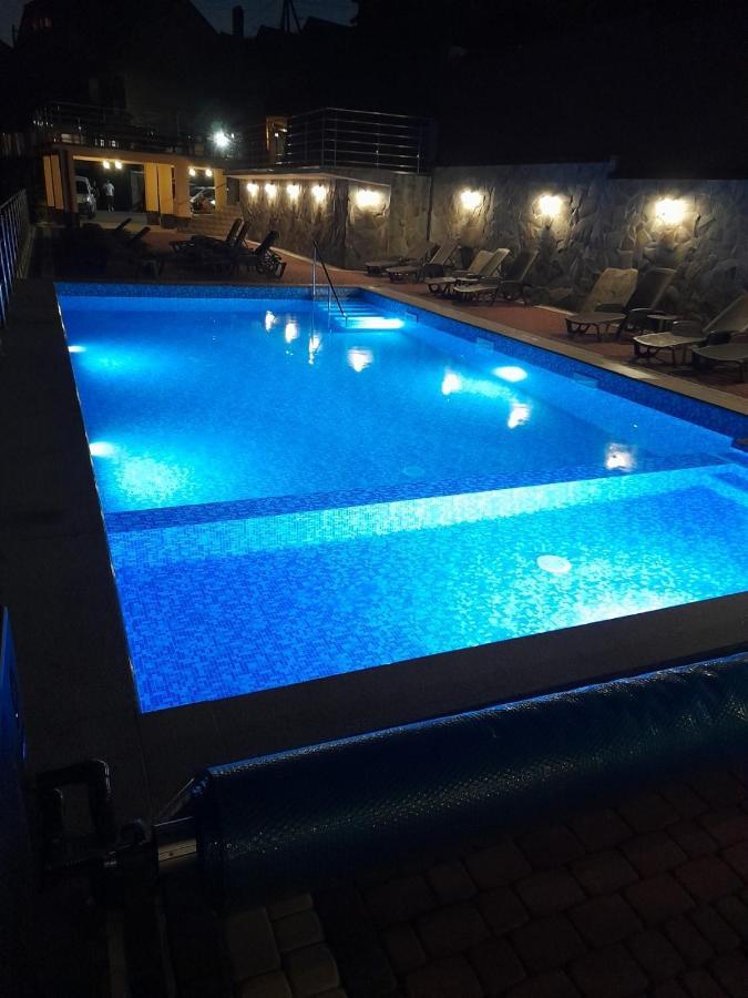 Greku Hotel Boekovel Buitenkant foto